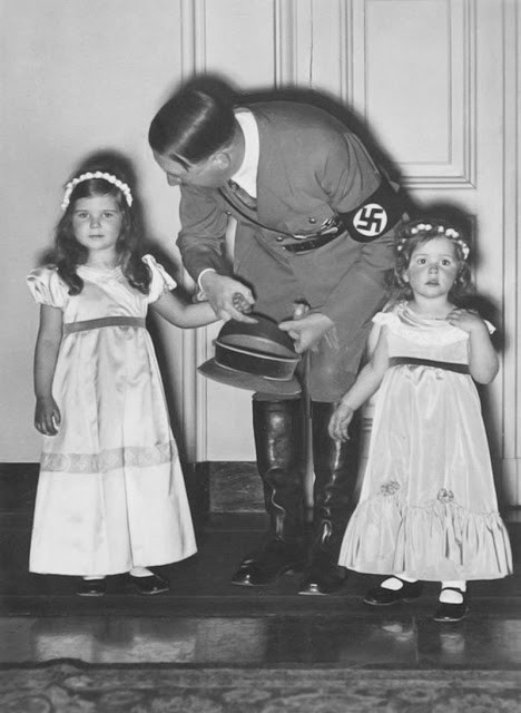 Nhà độc tài Hitler nhìn Helga với ánh mắt trìu mến, thân thiện.