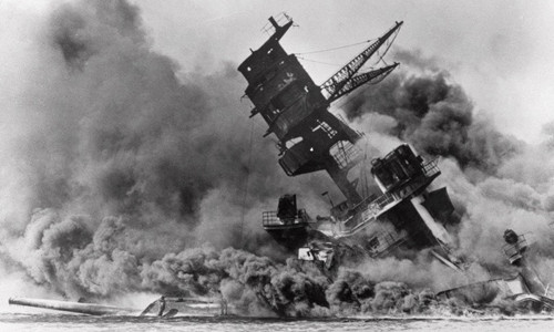 Khói đen bao trùm chiến hạm USS Arizona. Chiến hạm này bị Nhật Bản đánh chìm trong trận Trân Châu Cảng. Hơn 900 người bị chôn vùi trên tàu chiến này.
