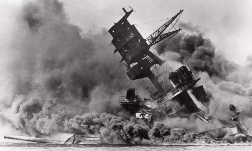 Khói đen bao trùm chiến hạm USS Arizona. Chiến hạm này bị Nhật Bản đánh chìm trong trận Trân Châu Cảng. Hơn 900 người bị chôn vùi trên tàu chiến này.