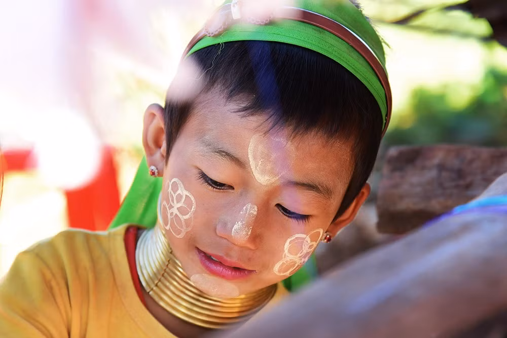 "Hầu hết những đứa trẻ không chịu đeo vòng vì bị ảnh hưởng từ nền văn hoá hiện đại. Ở thế hệ của tôi, phụ nữ sẽ được cho là duyên dáng, xinh đẹp hơn với càng nhiều vòng cổ. Nhưng hiện giờ, họ đổ lỗi cho những chiếc vòng khiến họ trở nên xấu xí, lạc hậu", già làng Old Mu Lone chia sẻ về việc phụ nữ có cổ dài kỳ lạ. Ảnh: Channel News Asia.