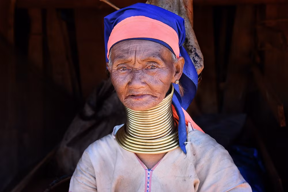 "Tổ tiên chúng tôi có dòng dõi từ tiên rồng, đeo nhiều vòng để tưởng nhớ tới người mẹ", Pascal Khoo Thwe, chuyên gia của Trung tâm Thương mại Quốc tế (ITC), nhắc tới truyền thuyết cổ xưa về tục lệ của người phụ nữ Kayan có cổ dài. Ảnh: Channel News Asia.