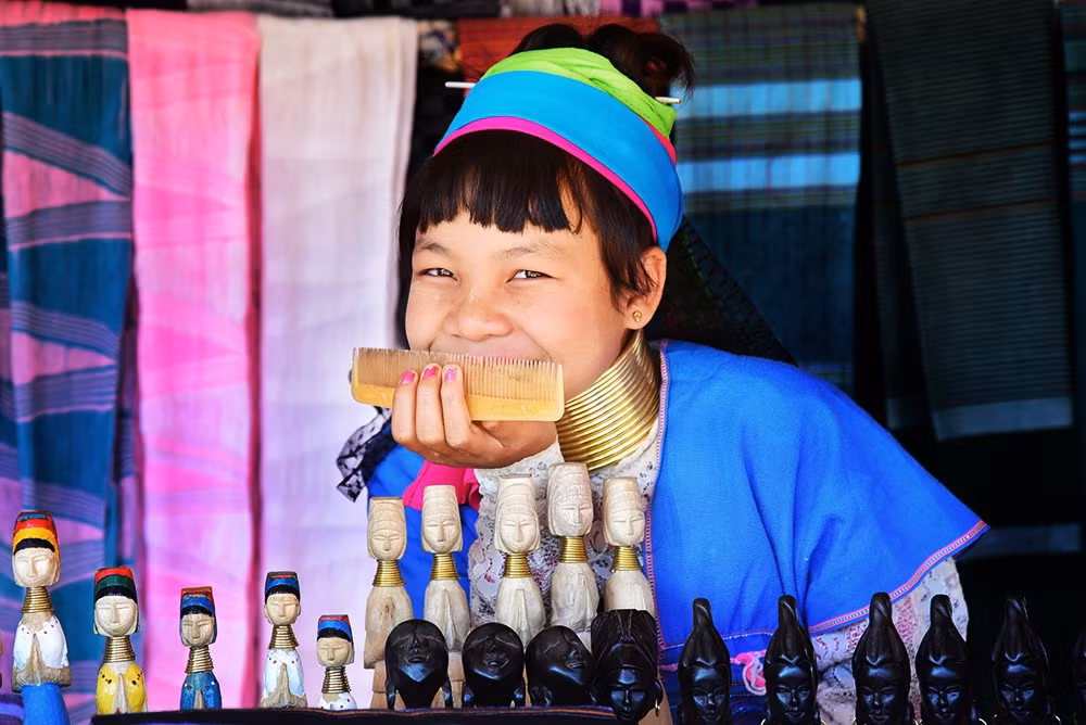 Từ xa xưa, vòng cổ là mặt hàng thời trang đắt tiền và thường dành cho những cô con gái cưng trong gia đình. Tuy nhiên, tục lệ kéo dài hàng trăm năm đang đứng trước nguy cơ bị mai một. Đa số phụ nữ trong làng quyết định tháo chúng và lựa chọn phong cách hiện đại hơn. Ảnh: Channel News Asia.