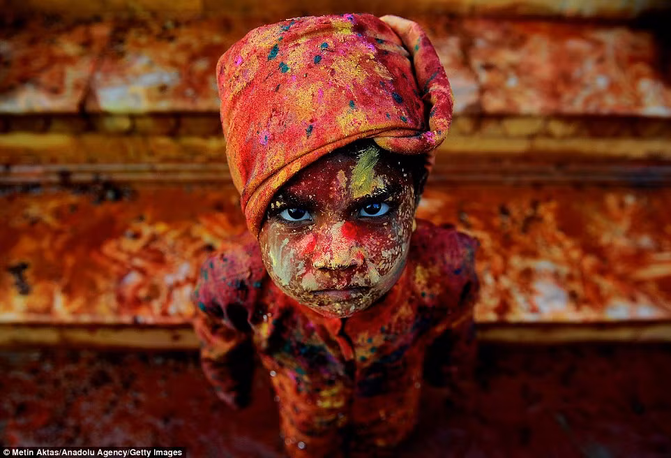 Em bé Ấn Độ dính đầy bột màu trên người trong lễ hội Holi được tổ chức ở Mathura. Holi chính là lễ hội ném bột màu được người Hindu giáo tổ chức để cùng quên đi muộn phiền và những quá khứ đau thương, đồng thời thể hiện sự tự do, không phân biệt giai cấp vốn tồn tại bấy lâu. Lễ hội này cũng báo hiệu mùa xuân đến. Bức ảnh ấn tượng này được chụp ngày 18/3.