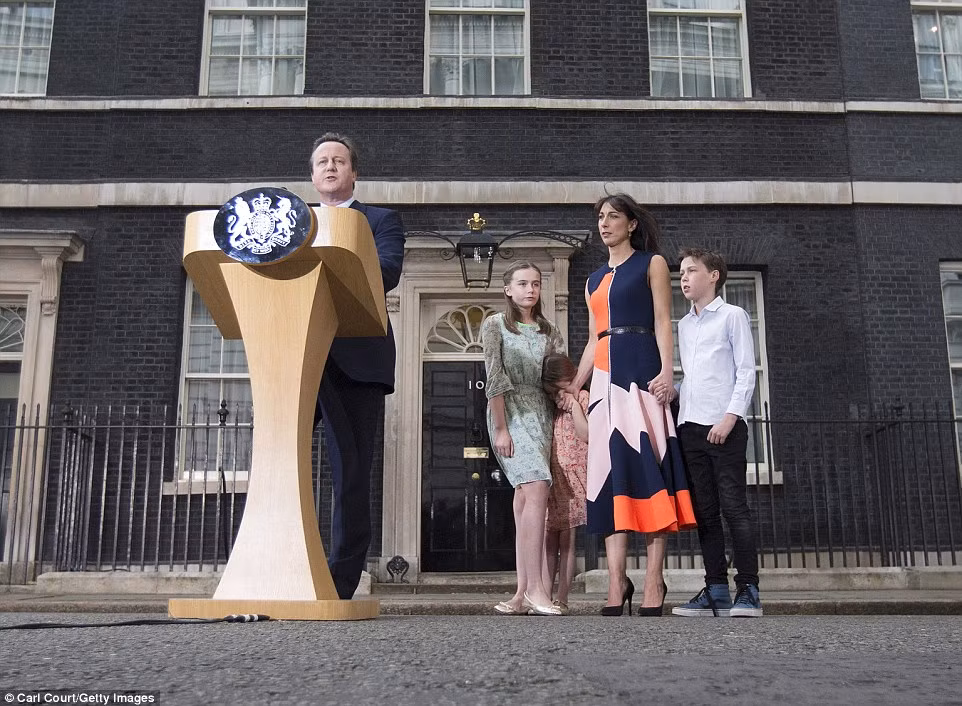 Thủ tướng Anh David Cameron phát biểu lần cuối trước khi cùng vợ và 3 con rời dinh Thủ tướng Anh ở số 10 phố Downing, trung tâm London trong ngày cuối cùng của ông trên cương vị người đứng đầu Chính phủ Anh ngày 13/7.