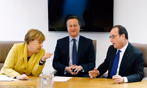 Thủ tướng Đức Angela Merkel (trái ảnh), Thủ tướng Anh David Cameron (ở giữa) và Tổng thống Pháp Francois Hollande tham dự một cuộc họp trong một hội nghị thượng đỉnh các nhà lãnh đạo Liên minh châu Âu về cuộc khủng hoảng di cư ngày 18/3.