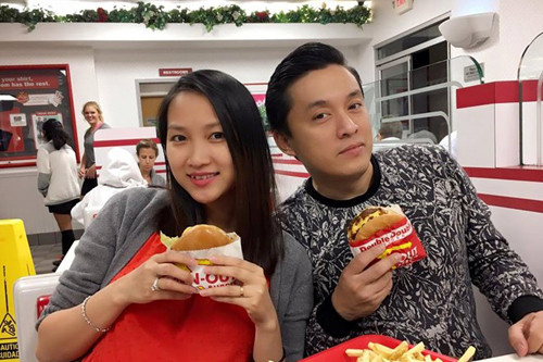 Hình ảnh bà bầu Yến Phương vui vẻ bên nam ca sĩ Lam Trường.