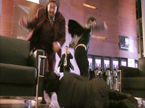 Góc máy cho thấy rõ gương mặt diễn viên đóng thế.