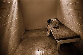  Biệt giam: Là một trong những phương pháp tra tấn tâm lý phổ biến mà CIA sử dụng, biệt giam là hình phạt dành cho các tù nhân đặc biệt. 