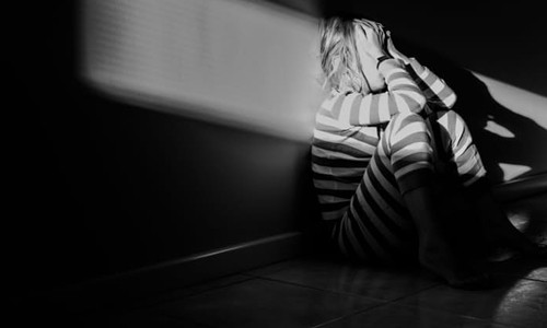 Hình thức tra tấn tâm lý này thường được sử dụng trong các nhà tù ở Mỹ. Theo kết quả một số nghiên cứu, mặc dù biệt giam không trực tiếp gây ra những đau đớn thể chất của phạm nhân nhưng nó tác động lớn đến tinh thần, nhận thức của tù nhân, khiến họ dần dần muốn được “chết” hơn là sống trong hoàn cảnh trên. 