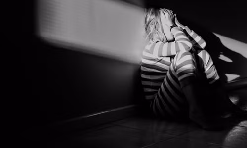 Hình thức tra tấn tâm lý này thường được sử dụng trong các nhà tù ở Mỹ. Theo kết quả một số nghiên cứu, mặc dù biệt giam không trực tiếp gây ra những đau đớn thể chất của phạm nhân nhưng nó tác động lớn đến tinh thần, nhận thức của tù nhân, khiến họ dần dần muốn được “chết” hơn là sống trong hoàn cảnh trên. 