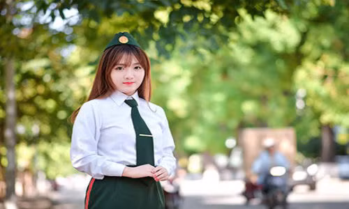 Gây ấn tượng với số đo “nấm lùn” 1m50 nhưng Nhật Linh luôn thu hút người đối diện bởi thần thái nhanh nhẹn, đầy sức sống. Bên cạnh đó, bảng thành tích của Nhật Linh khiến nhiều người nể phục. Cô là một trong 16 người đỗ hệ quân sự của trường Đại học Văn hóa Nghệ thuật Quân đội năm 2015 (Hệ quân sự của trường 7 năm nay mới tuyển một khóa).