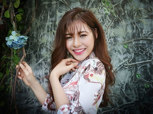 “Năm lớp 12, em được lớp cử đi tham dự cuộc thi Nữ sinh thanh lịch của nhà trường. Tại đó, em đã biểu diễn ca khúc Chiếc khăn Piêu và được mọi người đón nhận nhiệt tình. Em rất vui và bắt đầu hứng thú với âm nhạc. Dần dần, ca hát trở thành đam mê với em và trường Văn hóa Nghệ thuật quân đội là mục tiêu thi đỗ đại học”, hoa khôi của trường THPT Kỳ Anh (Hà Tĩnh) năm đó nói.