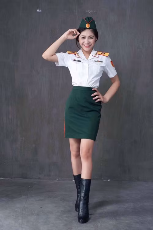 Năm 2014, Ái Thơ từng đỗ vào 2 đại học là Sư phạm Nghệ thuật trung ương (khoa Sư phạm Mỹ thuật) và Văn hóa Nghệ thuật quân đội (khoa Thanh nhạc, hệ dân sự với 23,5 điểm).