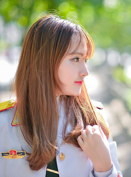 Nguyễn Nhật Linh, sinh ngày 29/09/1997 tại Yên Bái. Cô hiện đang học tại trường Đại học Văn hóa Nghệ thuật Quân đội, khoa thanh nhạc chuyên nghiệp (hệ Quân sự).