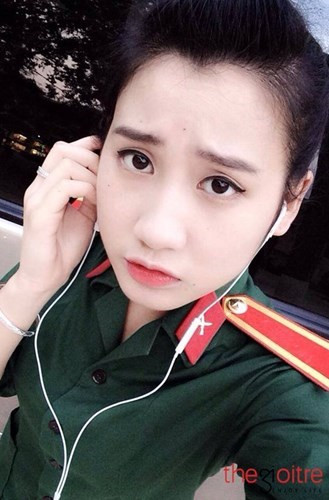 Anh Phương sở hữu khuôn mặt V- line cùng má lúm đồng tiền khiến nhiều người say đắm. Hiện Anh Phương đang theo học năm thứ 4 của lớp Quân nhân - Sân khấu kịch - Điện ảnh-K1, trường Đại học văn hoá nghệ thuật Quân đội.