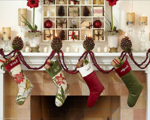 Tập tục treo tất Noel có nguồn gốc từ phong tục của người Hà Lan nhét đồ ăn vào giày để cho những chú lừa của Thánh Nicholas ăn. Ông già Noel sẽ trả ơn bằng cách để những món quà nhỏ vào trong tất.