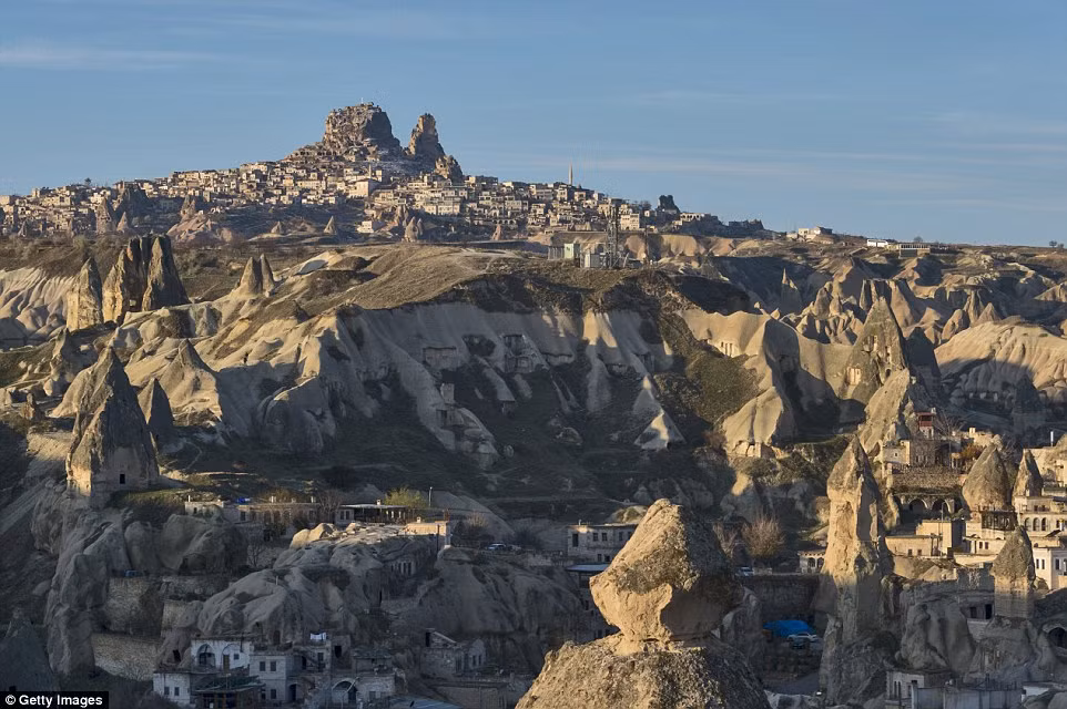 Cappadocia còn được biết đến nhiều với việc sở hữu các khối núi đá có hình dáng những chú ngựa bờm bay phấp phới như thể đang phi nước đại.