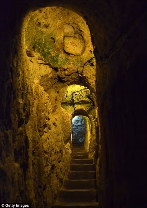 Các chuyên gia suy đoán thành phố dưới lòng đất này được xây dựng vào thời kỳ Đế quốc La Mã phương Đông (Byzantine) trong khoảng thời gian từ năm 780 - 1180.