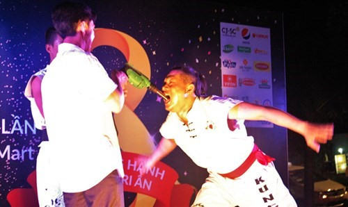 Khán giả khoan mũi khoan dài 0,5 m vào họng nghệ sĩ xiếc Bảo Cường.