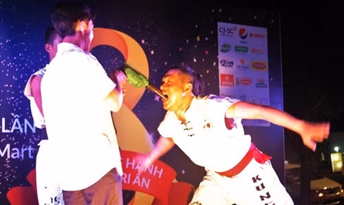 Khán giả khoan mũi khoan dài 0,5 m vào họng nghệ sĩ xiếc Bảo Cường.