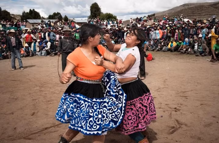 Tại ngôi làng Santo Tomas ở Peru, để chuẩn bị tiễn năm cũ đi, đón chào năm mới đến, người dân tổ chức một sự kiện kỳ lạ Lễ hội đánh nhau có tên Takanakuy vào cuối tháng 12. Đây là dịp để những người hàng xóm giải tỏa bức xúc về nhau mà họ phải kìm nén trong suốt năm qua.