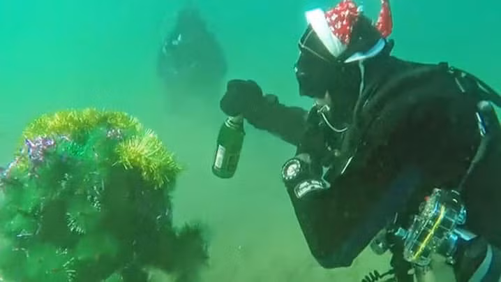 Trồng cây dưới nước là phong tục đón Tết Dương lịch độc đáo và thú vị ở Siberia. Theo đó, người ta sẽ đục một cái lỗ trên lớp băng bao phủ hồ Baikal, lặn xuống đáy hồ và mang theo cây thông Noel. Tuy nhiên, chỉ những thợ lặn chuyên nghiệp mới làm việc này để phòng tránh những tai nạn không may xảy ra.