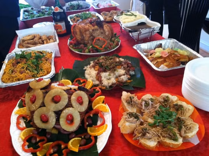 Tại Estonia, người dân sẽ cố gắng ăn 7 lần trong ngày đầu năm mới với quan niệm năm tới sẽ có thức ăn dồi dào. Nếu một nam giới ăn 7 lần trong ngày đầu tiên của năm mới thì sẽ có sức mạnh của 7 người đàn ông vào năm tới.