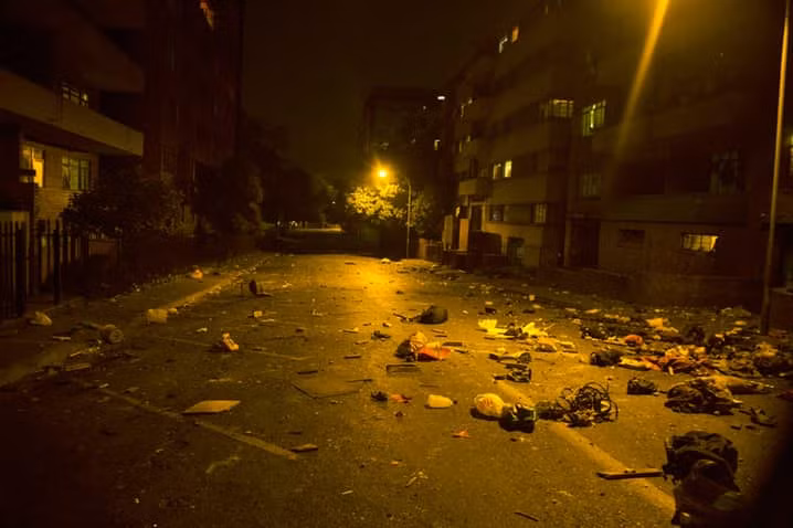 Tại Nam Phi, người dân có truyền thống ném các món đồ cũ qua cửa sổ để đón năm mới.