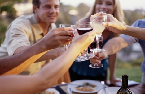 Từ đêm giao thừa đến ngày 3/1, người dân Pháp uống rượu say sưa vì quan niệm ngày tết phải uống cạn tất cả rượu mà họ có, làm như vậy thì trong năm mới sẽ được vạn sự như ý.