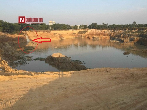 Hiện trường vụ việc có các "thác nước" chảy vào.