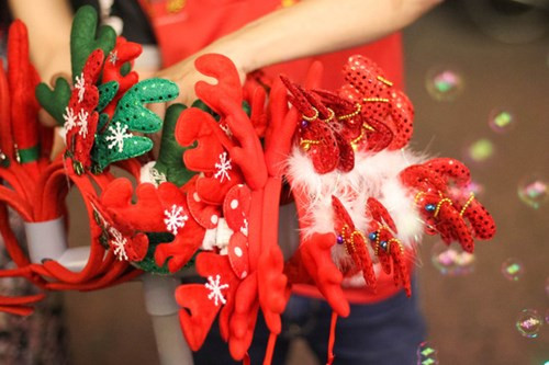 Nhiều đồ vật mang sắc màu Noel cũng đã xuất hiện.