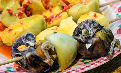 Theo danh sách những món ăn kinh dị trên thế giới của Daily Mail, món trứng vịt lộn nổi tiếng ở Đông Nam Á, trong đó có Việt Nam. Không phải thực khách nào cũng thích món ăn đặc biệt này.