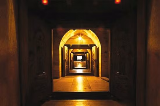 Trải qua hàng trăm, hàng nghìn năm, những ngọn đèn này không bị tắt và rực sáng mãi. Các chuyên gia đã tìm thấy nhiều ngọn đèn ngàn năm không tắt trong các mộ cổ ở La Mã, Ai Cập, Trung Quốc... Tuy nhiên, cho đến nay, bí ẩn về những ngọn đèn không tắt chưa hề được giải mã.