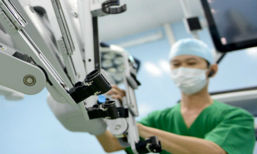 Các dụng cụ mổ như dao, kéo, kẹp sẽ được gắn với sự trợ giúp của dụng cụ viên (gắn hoặc đổi dụng cụ phẫu thuật do robot không thể tự lấy).