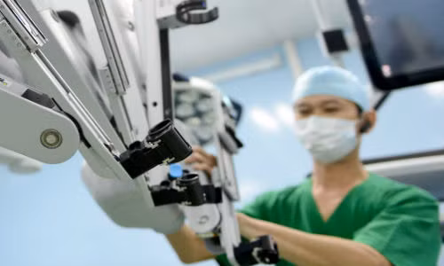 Các dụng cụ mổ như dao, kéo, kẹp sẽ được gắn với sự trợ giúp của dụng cụ viên (gắn hoặc đổi dụng cụ phẫu thuật do robot không thể tự lấy).