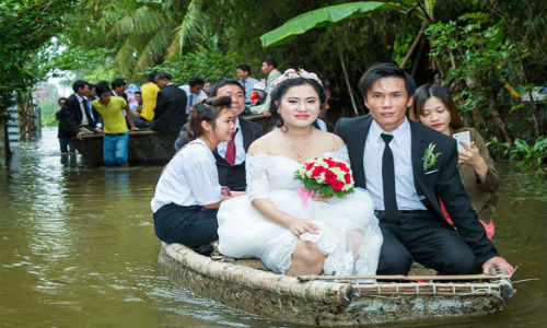 Còn Nguyễn Thị Hảo bẽn lẽn, cho hay hai đứa quen hơn 1 năm thì quyết định đến với nhau. Chồng là ngư dân quanh năm lao động trên tàu câu mực ngoài biển. Mùa này biển động, anh ấy có thời gian dài ở nhà nên chúng mình quyết định tổ chức cưới ngay trong mùa lũ thế này. Ảnh: Anh Đoàn