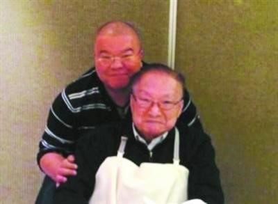 Kim Dung bên người con trai thứ hai - Tra Truyền Thích. Ảnh: Chinanews.