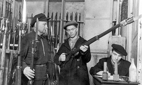 Lực lượng dân quân Leningrad được trang bị vũ khí như súng, lựu đạn để bảo vệ thành phố.