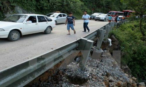 Xe tai dam xe ban tai khien duong Lao Cai-Sa Pa tac nghen