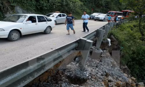 Xe tai dam xe ban tai khien duong Lao Cai-Sa Pa tac nghen