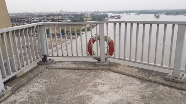 Phao cứu sinh được treo ở thành cầu Bính nhưng khó có thể cứu được những ai không còn muốn sống.