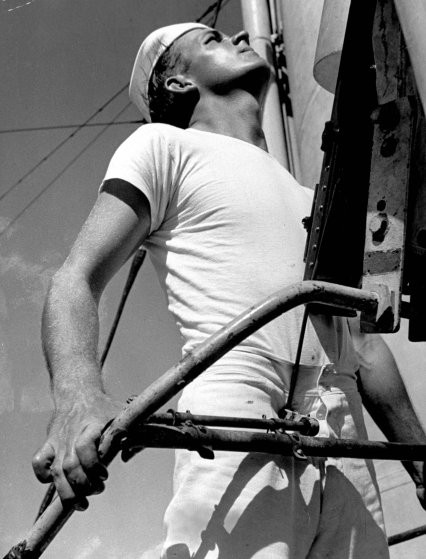 Vào ngày 7/12/1941, Nhật Bản tấn công bất ngờ căn cứ của Mỹ ở Trân Châu Cảng khiến xứ sở cờ hoa tổn thất lớn. Sau sự kiện này, Mỹ chính thức tham gia Chiến tranh thế giới 2. Trước khi nổ ra sự kiện kinh hoàng ở Trân Châu Cảng, nhiếp ảnh gia tạp chí LIFE đã thực hiện bộ ảnh ghi lại tình hình ở nơi đây năm 1940.