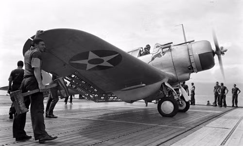 Lính Mỹ kiểm tra các thông số kỹ thuật và chuẩn bị chu đáo cho một chuyến bay ở Trân Châu Cảng ngày 28/10/1940.