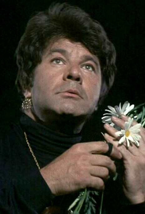 Diễn viên hài Dick Shawn chết ngay trên sân khấu khi đang biểu diễn. Ông bị trụy tim ngay trên sân khấu nhưng do được phát hiện quá trễ nên nam diễn viên đã qua đời.