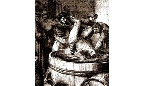 Sau khi thua trận trong cuộc Chiến tranh Hoa hồng, George Plantagenet bị khép vào tội chết. Plantagenet đã xin anh trai là vua Edward IV cho được chết đuối trong một thùng rượu nho lớn – loại đồ uống ưa thích của ông.