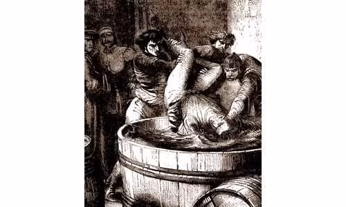 Sau khi thua trận trong cuộc Chiến tranh Hoa hồng, George Plantagenet bị khép vào tội chết. Plantagenet đã xin anh trai là vua Edward IV cho được chết đuối trong một thùng rượu nho lớn – loại đồ uống ưa thích của ông.