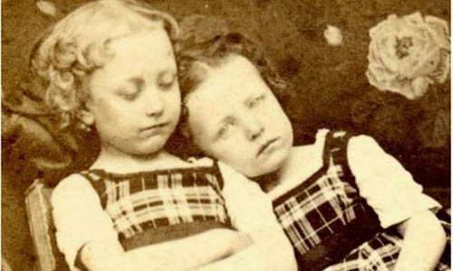 Thỉnh thoảng, nhiếp ảnh gia sẽ chụp ảnh người chết giống như họ đang ngủ.