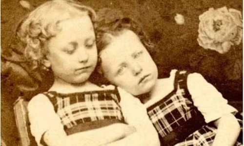 Thỉnh thoảng, nhiếp ảnh gia sẽ chụp ảnh người chết giống như họ đang ngủ.