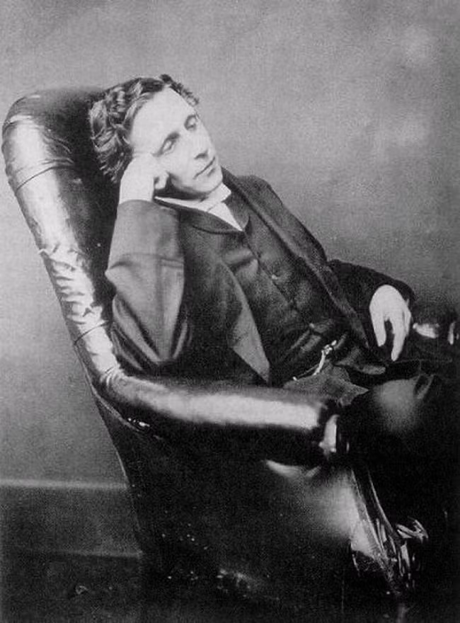 Ảnh chụp người đàn ông đã chết trong tư thế suy tư một cách sống động, giống như khi còn sống.