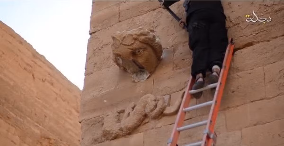 Hình ảnh phiến quân IS đang hủy hoại một di tích cổ ở thành phố cổ 2.000 năm tuổi Hatra. Tổ chức Liên Hợp Quốc miêu tả hành động có chủ ý này của IS là "tội ác chiến tranh".